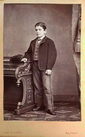 CDV Altona - Ehlers, Gebrüder - Stehender junger Mann - recte