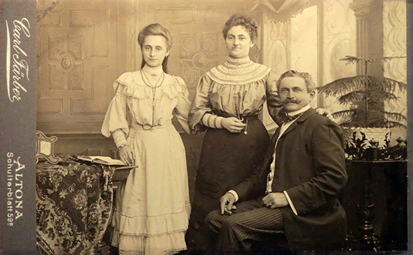 Kabinettfotografie - Trio im Fotoatelier recte