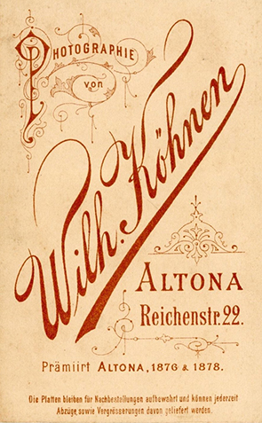Altona - Khnen - Kleinkind, sitzend verso