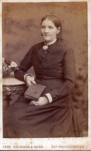 CDV Siemsen Frauenportrait, sitzend - recte
