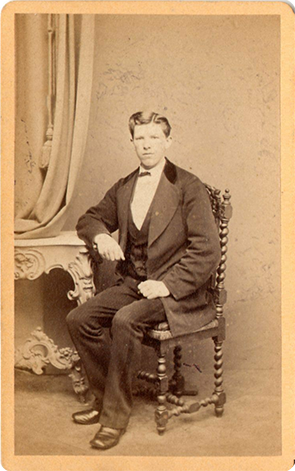 CDV Bruhn - Herrenganzbildnis, sitzend - recte