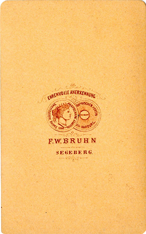 CDV Bruhn - Herrenganzbildnis, sitzend - verso