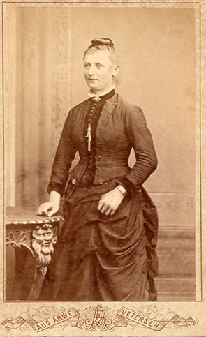 CDV Barmstedt Arwe - Dame in Dreiviertelansicht recte