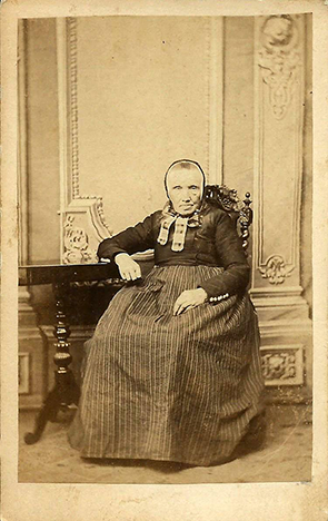 Frau in Tracht, sitzend