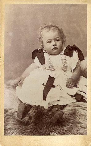 110701 - CDV - Scharm - Kind auf Fell - recte - klein