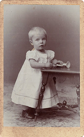 119761 - CDV - Bornhoeved - Arnold- Mdchen mit Trompete - recte - klein