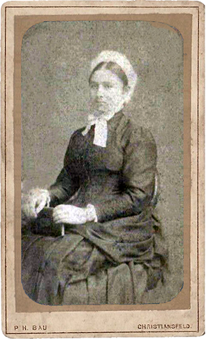 CDV Christiansfeld Bau - Sitzende Dame recte