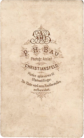 CDV Christiansfeld Bau - Sitzende Dame verso
