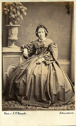CDV Baasch JF - Frauenganzbildnis - recte