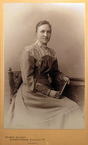 CDV Eckernfrde - Frau mit Buch - recte