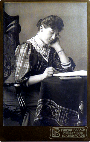 CDV Eckernfrde - Lesende Frau - recte