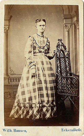 CDV Eckernfrde Hansen - Dame im karierten Kleid - recte
