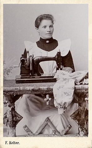 111502 - CDV - Eutin - Keller - Frau an Nhmaschine - recte