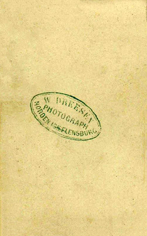 120103 - CDV - Flensburg - Dreesen Mädchen mit Puppe - verso - klein
