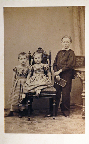 Flensburg CDV Kriegsmann_M Kindertrio recte