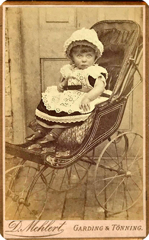 120301 - CDV - Mehlert, D - Baby im Kinderwagen - recte - klein