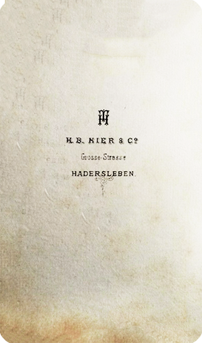 Kier - Sitzendes Kind - verso