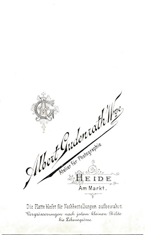 120704 - CDV - Heide - Gudenrath, Witwe - Familie mit Hund - verso - klein