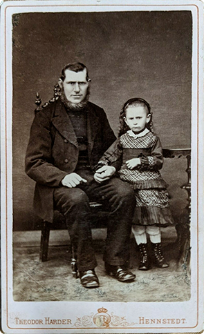 Hennstedt - Harder - Familienbild 1/2 - recte