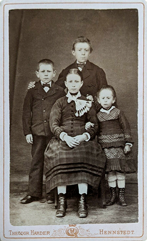 Hennstedt - Harder - Familienbild 2/2 - recte