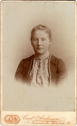 CDV Neumnster Andersen Frauenbrustbild recte