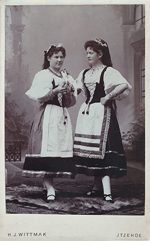 121307 - CDV - Itzehoe - Wittmak - 2 Frauen in Tracht - recte - klein