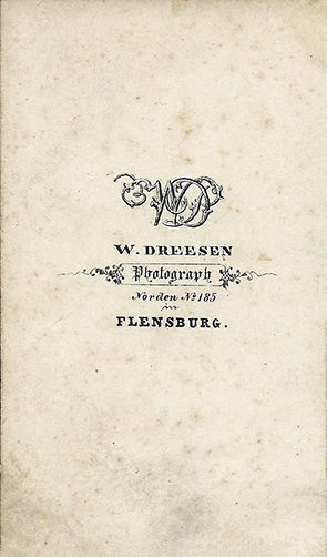 Dreesen - Frau mit langer Kette - Revers