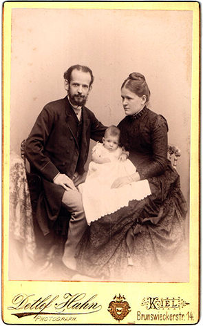 CDV Kiel Hahn Familienportrait recte