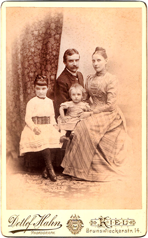 CDV Kiel Hahn Familienportrait (4 Personen) recte