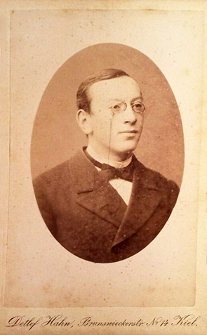 Kiel - Hahn - Mann mit Brille - recte