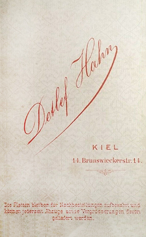 Kiel - Hahn - Mann mit Brille - verso