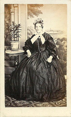 CDV Kiel Hinrichsen - Dame, sitzend recte