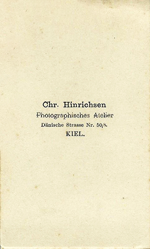 CDV Kiel Hinrichsen - Dame, sitzend verso