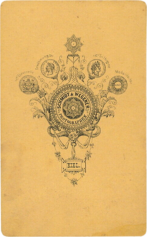 130325 - CDV - Kiel - Schmidt & Wegner - Dame, sitzend - verso - klein