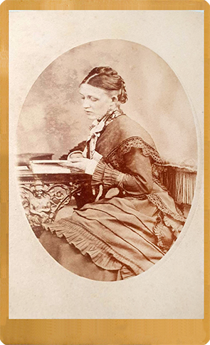 130412 - CDV - Lbeck - Lau - Dame, lesend - klein - recte