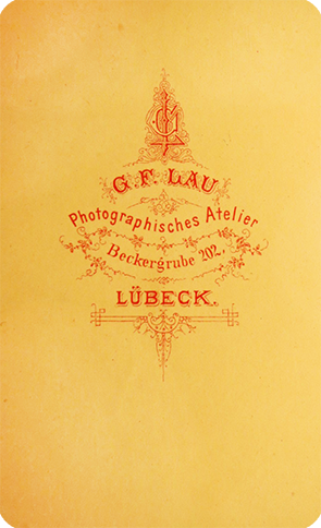 130412 - CDV - Lbeck - Lau - Dame, lesend - klein - verso