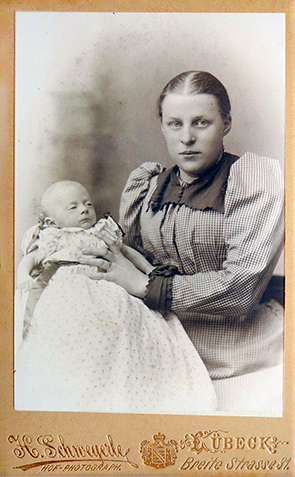 CDV Lbeck Schwegerle - Frau mit Kind recte
