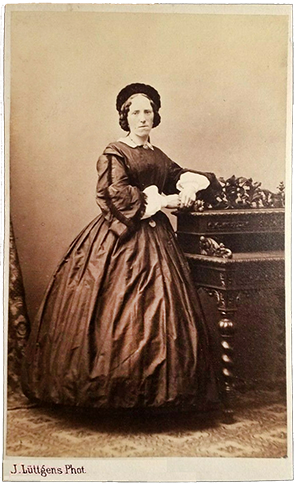 Luebeck - Luettgens - CDV - Damenganzbildnis Recte