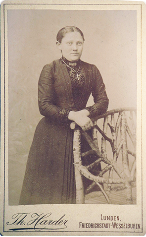CDV Lunden - Harder - Dame am Stuhl recte