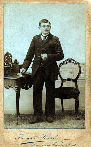 130701 - CDV - Lunden - Harder - Stehender Herr - recte