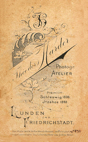 130701 - CDV - Lunden - Harder - Stehender Herr - verso