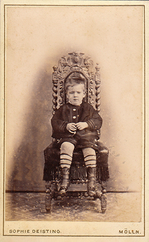 CDV Mlln Deisting Jungenganzbildnis recte