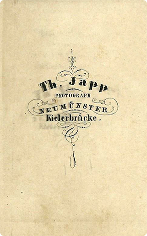 CDV Neumnster Japp Frauenganzbildnis verso