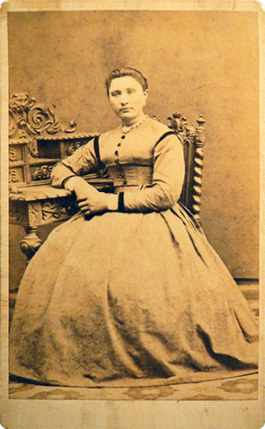 CDV Neumnster Japp Dame sitzend recte