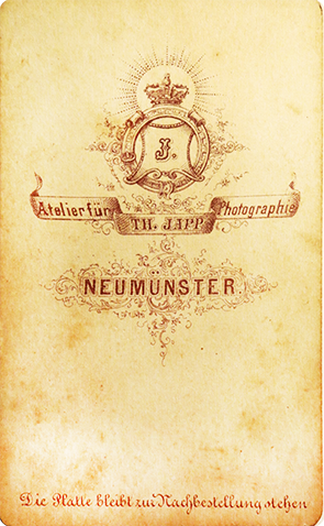 CDV Neumnster Japp Dame sitzend verso