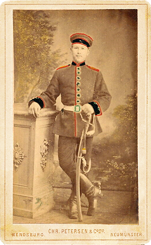 CDV Neumnster Petersen - Soldat in Kulisse koloriert recte