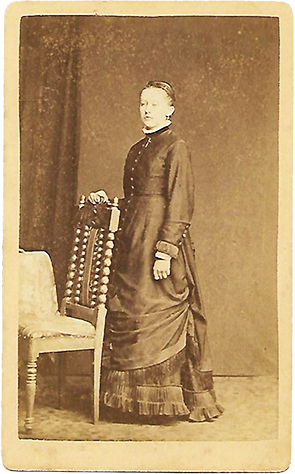 CDV Nortorf Eckmann Dame, stehend, am Stuhl recte
