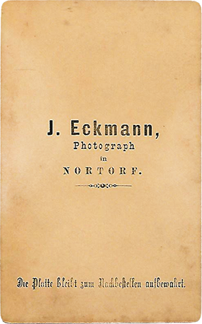 CDV Nortorf Eckmann Dame, stehend, am Stuhl verso