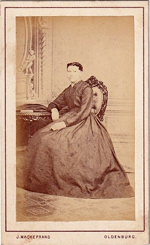 CDV Oldenburg Mackprang Dame, sitzend - recte