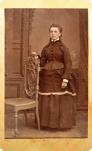 CDV Oldesloe Wiemer junior - Dame am Stuhl stehend - recte
